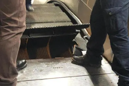 ŞOK - Bu metro stansiyasında eskalator sındı, insanlar...
