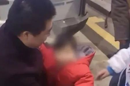 DƏHŞƏT: Qumarda uduzan ata körpə oğlunu satdı