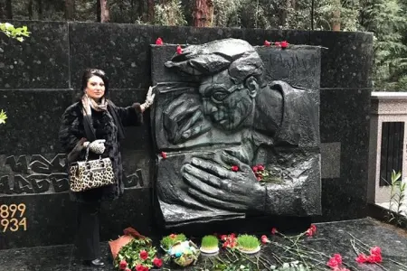 Cəfər Cabbarlının qəbirüstü abidəsi ziyarət olunub - FOTO