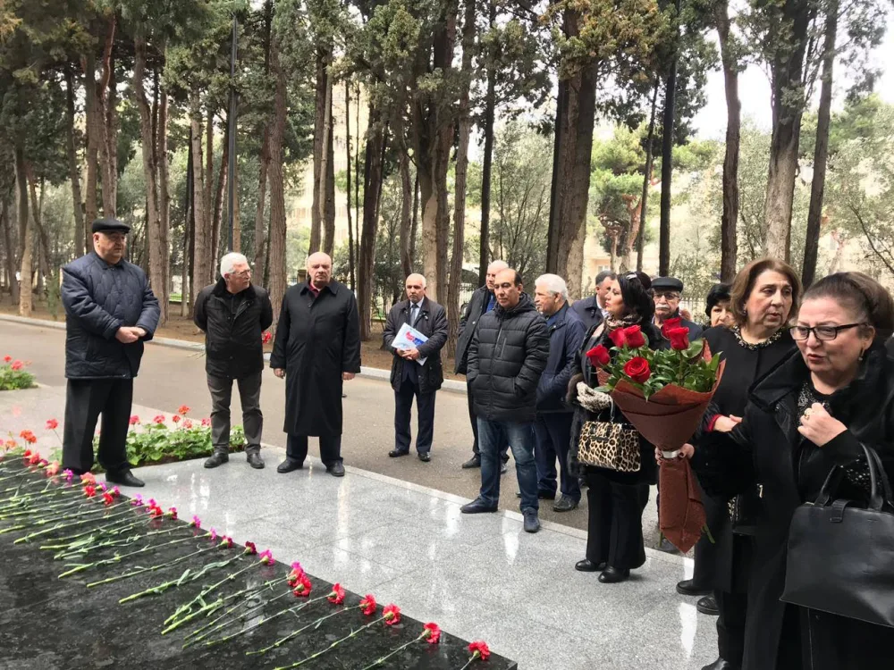 Cəfər Cabbarlının qəbirüstü abidəsi ziyarət olunub - FOTO