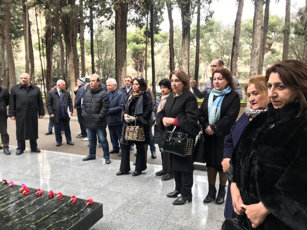 Cəfər Cabbarlının qəbirüstü abidəsi ziyarət olunub - FOTO