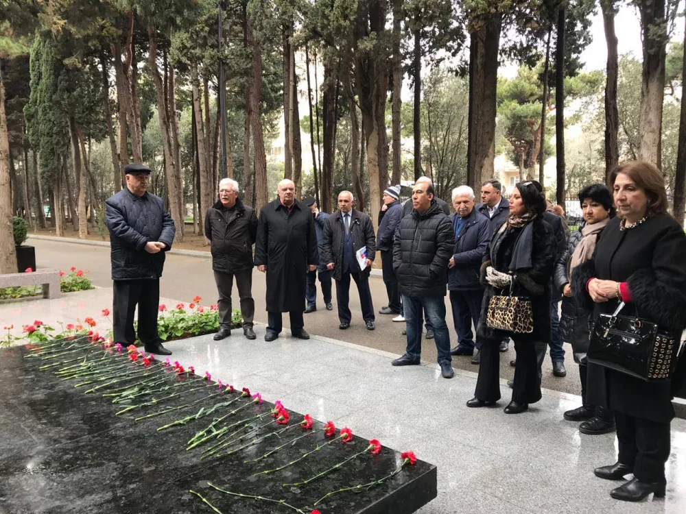 Cəfər Cabbarlının qəbirüstü abidəsi ziyarət olunub - FOTO