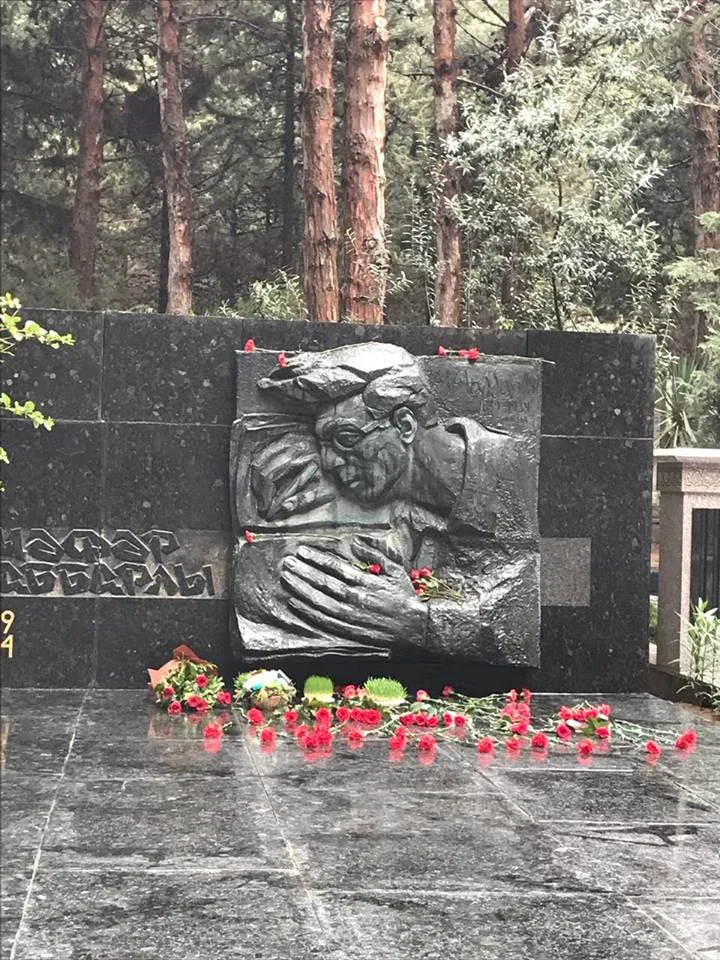 Cəfər Cabbarlının qəbirüstü abidəsi ziyarət olunub - FOTO