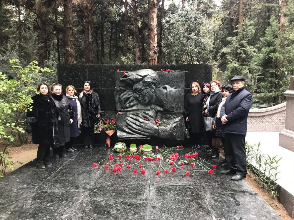 Cəfər Cabbarlının qəbirüstü abidəsi ziyarət olunub - FOTO