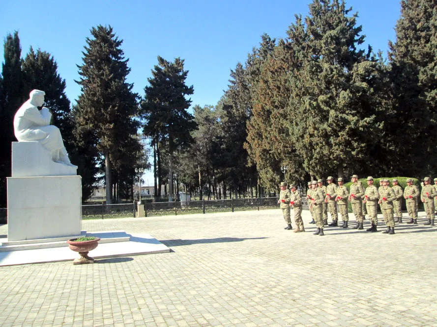 Hərbi qulluqçular Səməd Vurğunun ad gününü qeyd ediblər