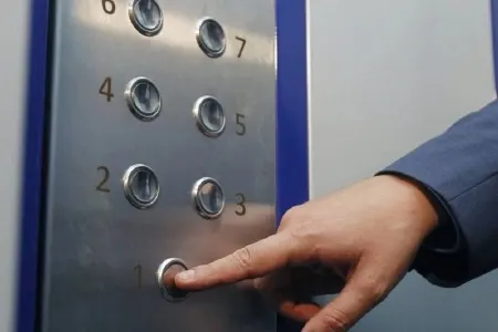 Bakıda bir nəfər liftdə qalıb