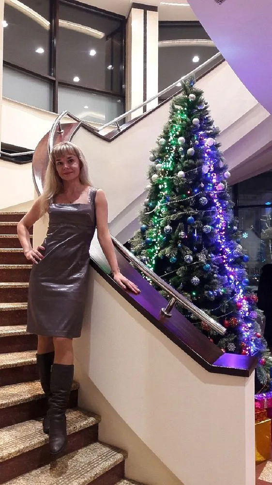 Açıq-saçıq fotolarına görə müəlliməni məktəbdən qovdular - FOTO