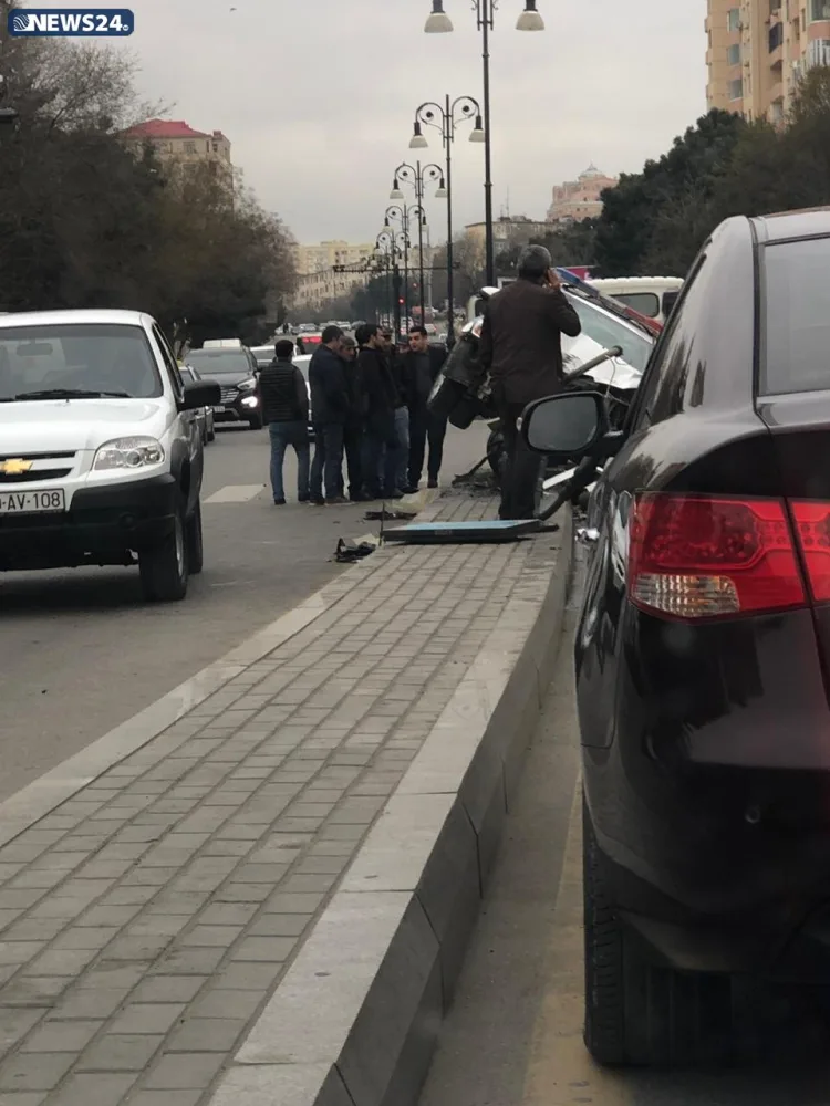 "Azəravtoyol"un maşını işıq dirəyini aşırdı - FOTO - VİDEO