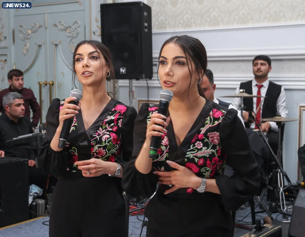 Əkizlərin həyəcanlı günü - GÖZ YAŞLARINI SAXLAYA BİLMƏDİLƏR - FOTO - VİDEO