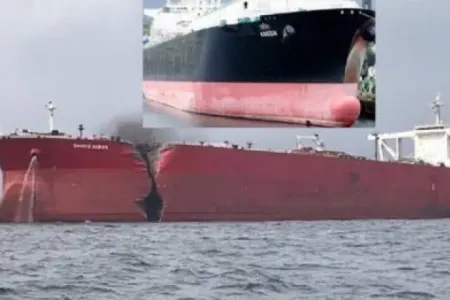 İki tanker toqquşdu, birinin gövdəsi parçalandı - FOTO