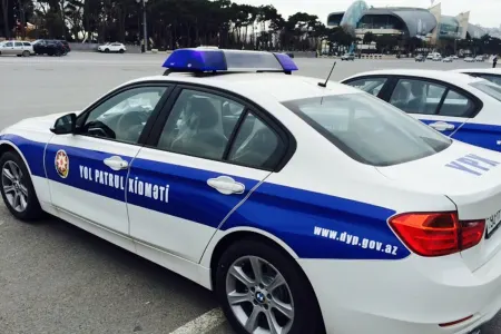 Yol polisi körpəni ölümdən xilas etdi
