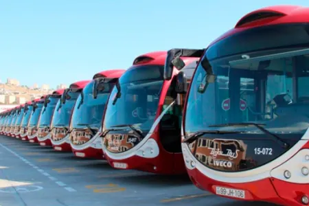 "Bakubus"a məxsus iki avtobus qayda pozdu - VİDEO