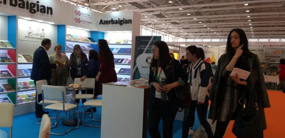 Azərbaycan kitabı Bolonya Beynəlxalq Uşaq Kitab Sərgisində - FOTO