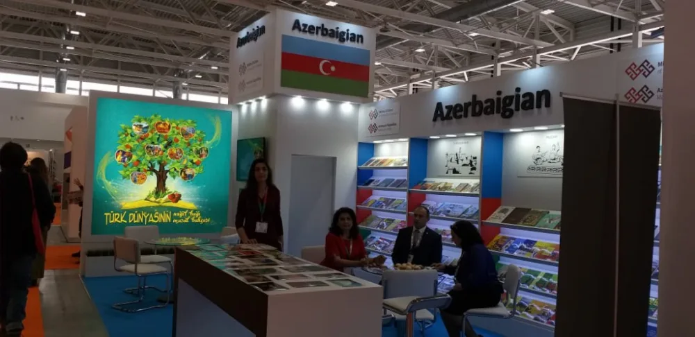 Azərbaycan kitabı Bolonya Beynəlxalq Uşaq Kitab Sərgisində - FOTO