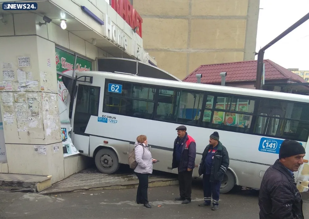 Bakıda avtobus mağazaya girdi - FOTO