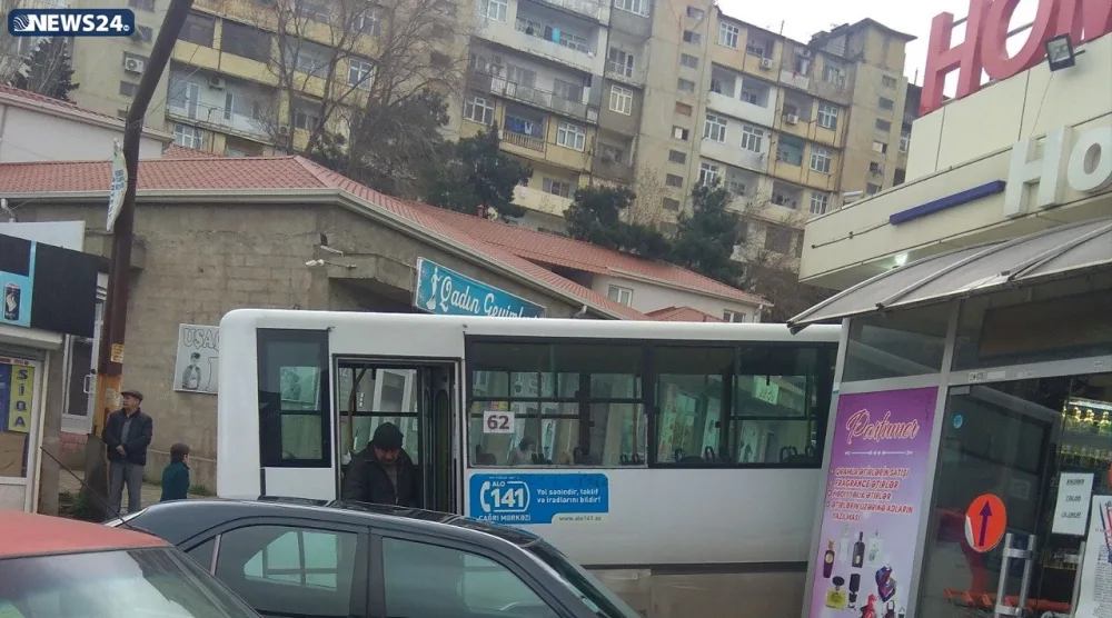 Bakıda avtobus mağazaya girdi - FOTO
