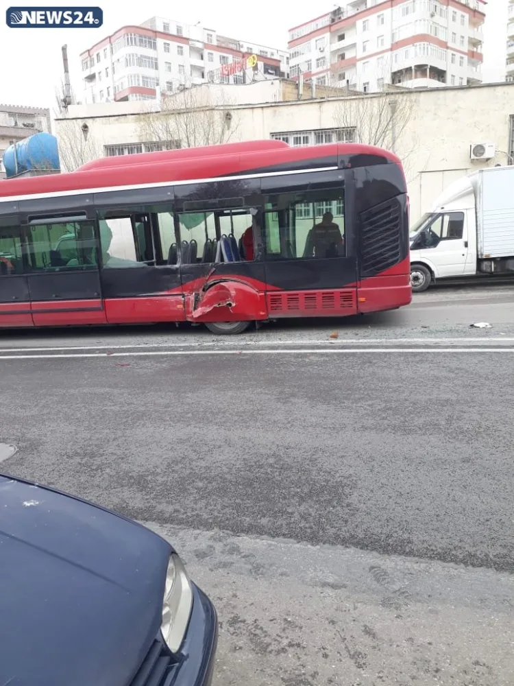 Bakubus avtobusu qəzaya düşdü, şüşələr yola dağıldı - FOTO