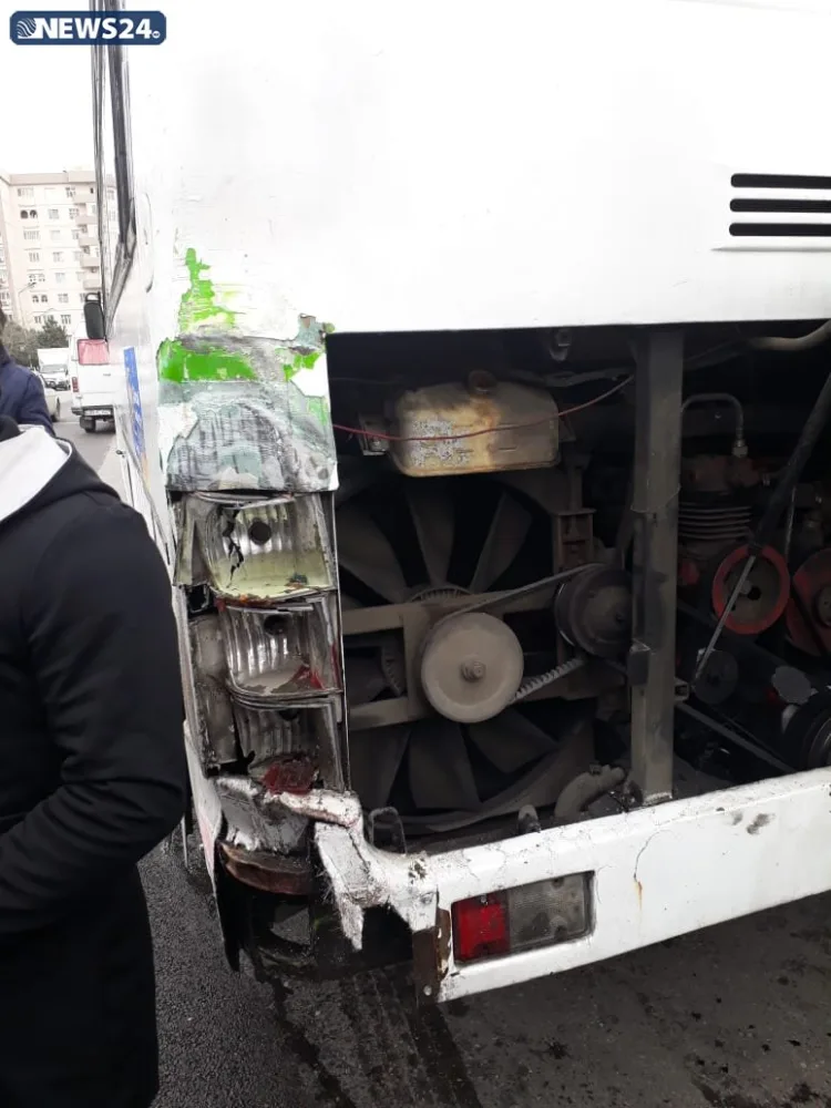 Bakubus avtobusu qəzaya düşdü, şüşələr yola dağıldı - FOTO