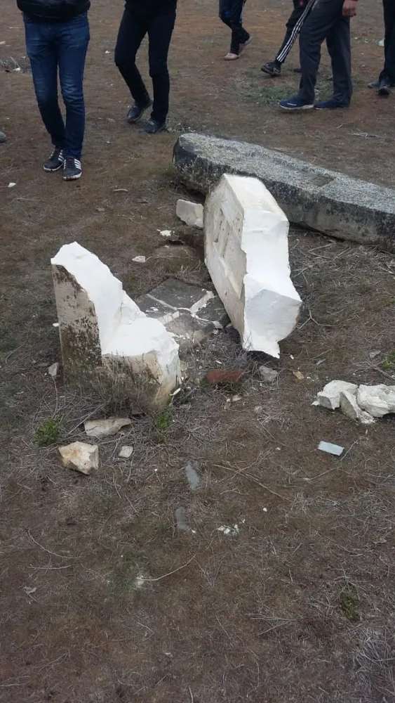 Yasda yemək vermədilər, heyfini qəbirlərdən çıxdı - FOTO - VİDEO