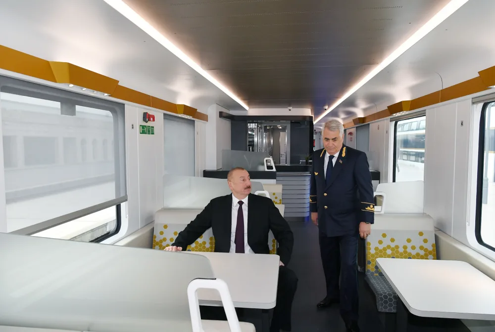Prezident İlham Əliyev Bakı-Tbilisi-Qars qatarı ilə tanış olub - FOTO - YENİLƏNİB