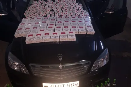 Qadın çantalarının içərisində 8600 ədəd siqaret keçirmək istədi