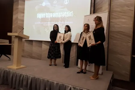 Aprel şəhidlərinin adına hazırlanan markalar şəhid ailələrinə təqdim olunub