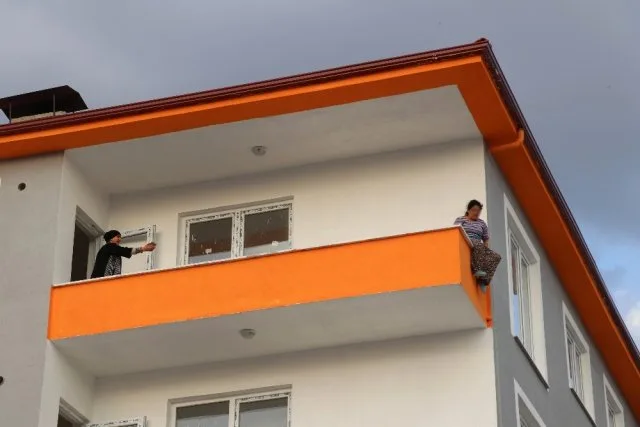 Qadın eyvandan tullanıb, intihar etmək istədi - VİDEO