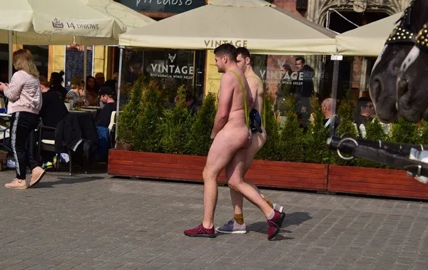 Turistlər şəhər mərkəzində çılpaq gəzdi - işə polis qarışdı - FOTO