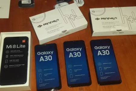 Gömrükçülər sərhəddə mobil telefonlar və aksesuarlar aşkar edib - FOTO