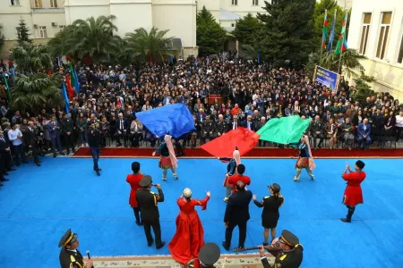 “Aprel döyüşlərinin Zəfər bayraqlarına düzlən!” devizi altında bayram keçirilib