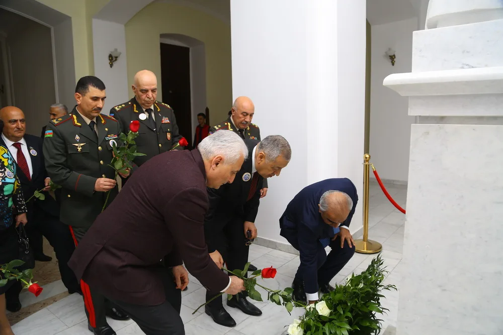“Aprel döyüşlərinin Zəfər bayraqlarına düzlən!” devizi altında bayram keçirilib