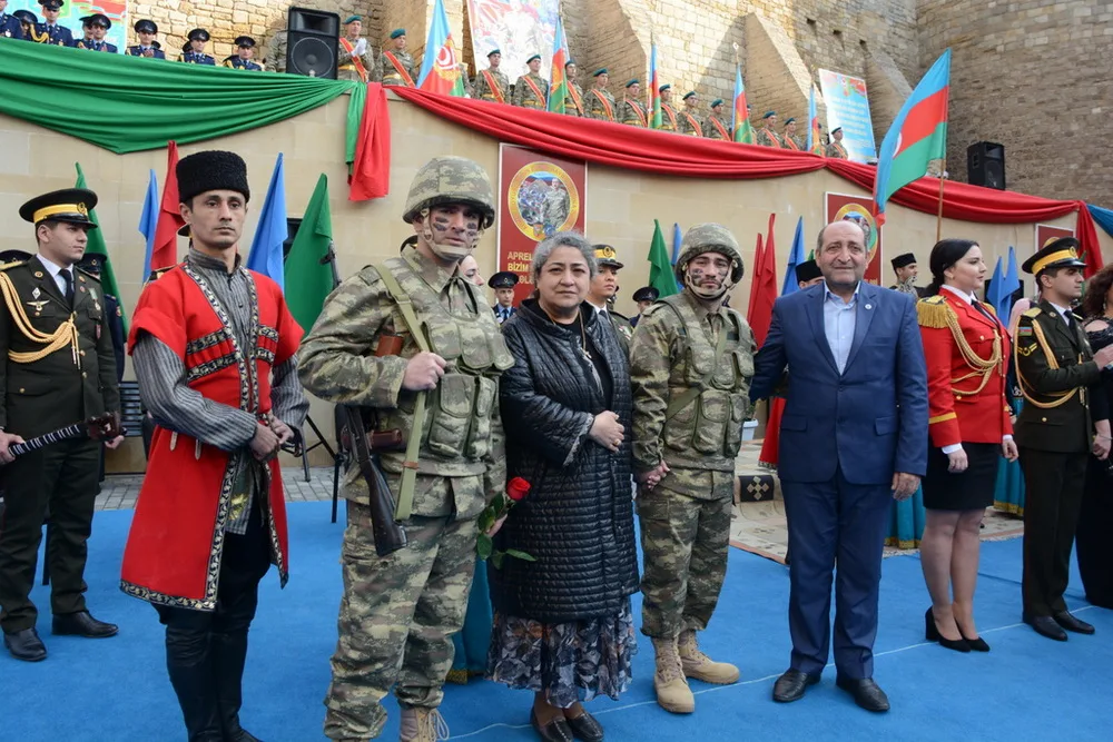 “Aprel döyüşlərinin Zəfər bayraqlarına düzlən!” devizi altında bayram keçirilib