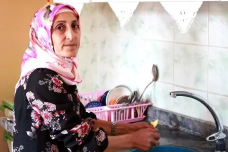 Qadın qonşudan borca aldığı qızılla vəzifəyə gəldi - FOTO - VİDEO