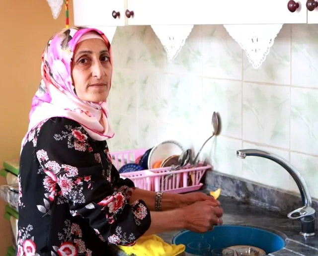 Qadın qonşudan borca aldığı qızılla vəzifəyə gəldi - FOTO - VİDEO