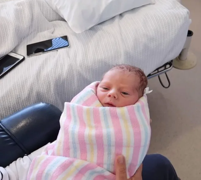 Məşhur bloger 30 saatlıq doğuşunu canlı yayımladı - FOTO