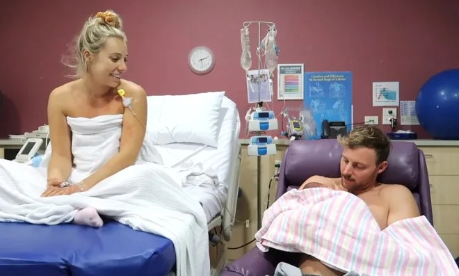 Məşhur bloger 30 saatlıq doğuşunu canlı yayımladı - FOTO