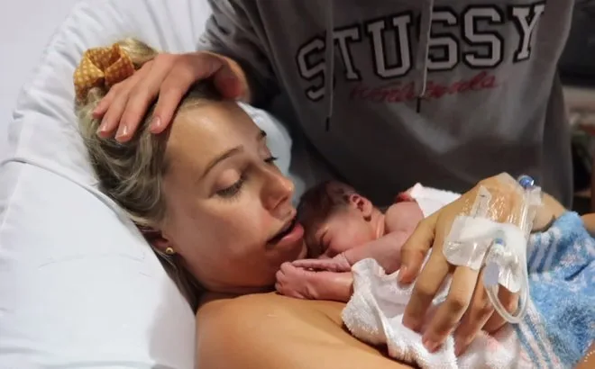 Məşhur bloger 30 saatlıq doğuşunu canlı yayımladı - FOTO