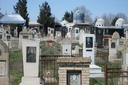 Qəbirstanlıqdan 700 manatlıq dəmir çərçivə oğurladılar