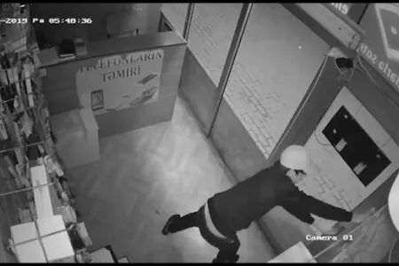 Bakıda telefon oğurluğu kameraya düşdü - VİDEO