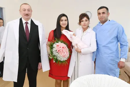 Prezident və birinci xanım Azərbaycanın 10 milyonuncu sakininin valideynləri ilə - GÖRÜŞDÜLƏR - FOTOLAR - VİDEO - YENİLƏNİB
