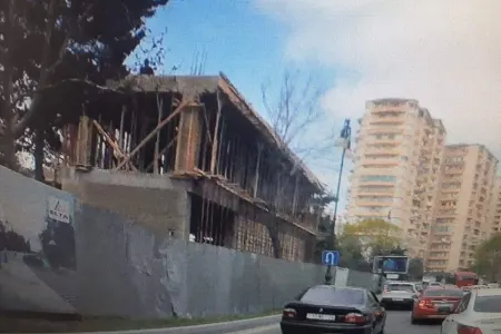 Bakıda məşhur parkda ağacları qırıb bina tikdilər - FOTO