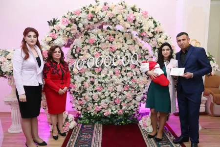 10 milyonuncu sakinin doğum haqqında şəhadətnaməsi verildi - FOTO