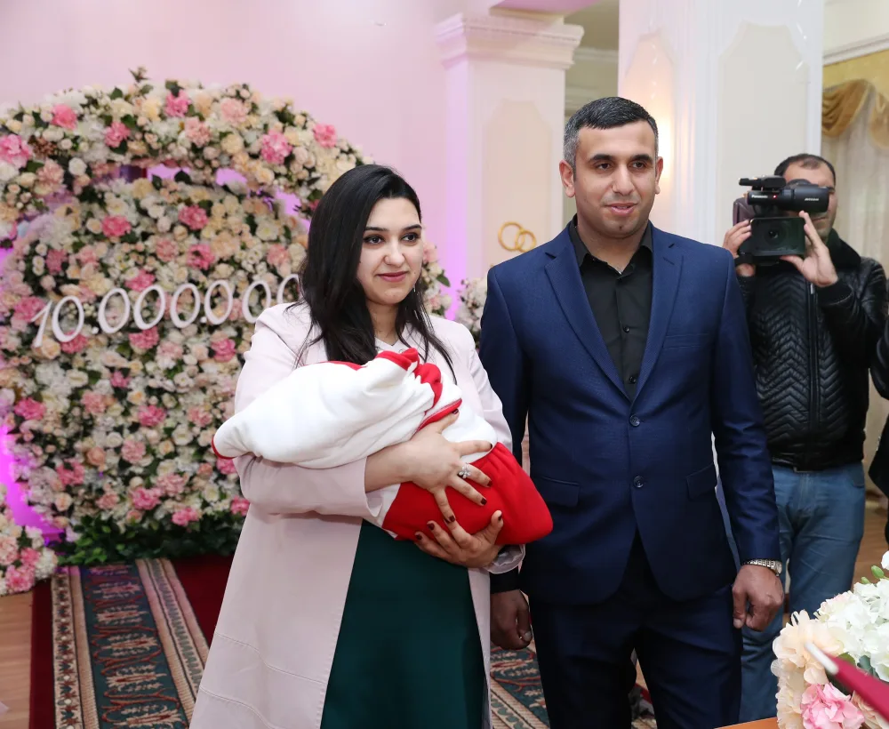 10 milyonuncu sakinin doğum haqqında şəhadətnaməsi verildi - FOTO