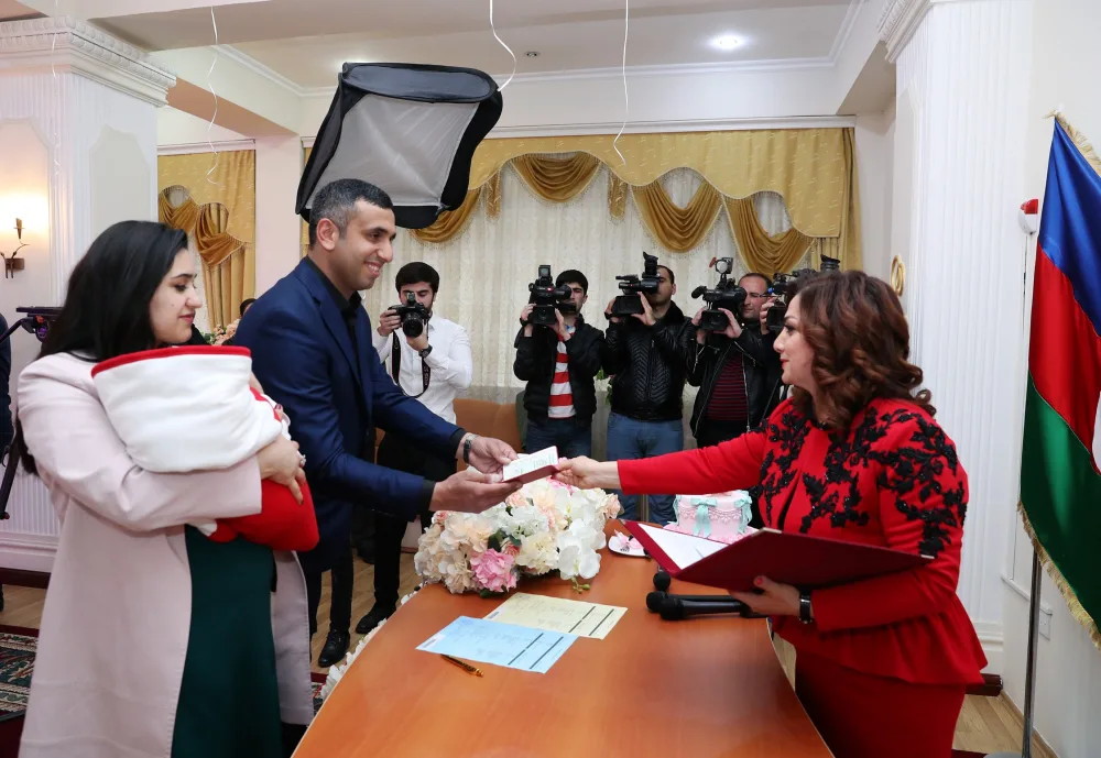 10 milyonuncu sakinin doğum haqqında şəhadətnaməsi verildi - FOTO