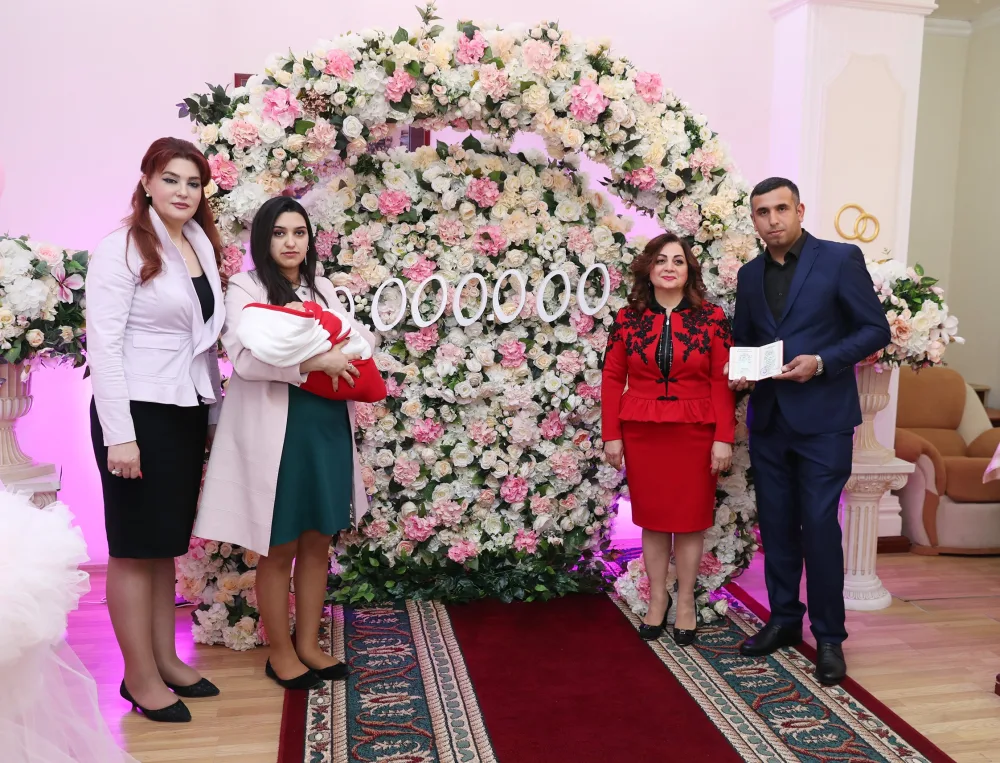 10 milyonuncu sakinin doğum haqqında şəhadətnaməsi verildi - FOTO