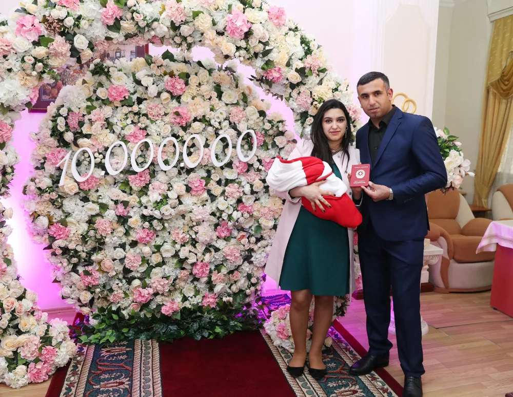 10 milyonuncu sakinin doğum haqqında şəhadətnaməsi verildi - FOTO