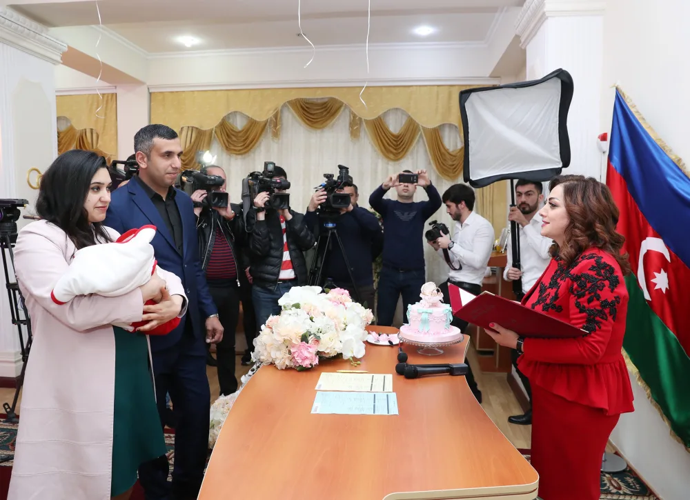 10 milyonuncu sakinin doğum haqqında şəhadətnaməsi verildi - FOTO