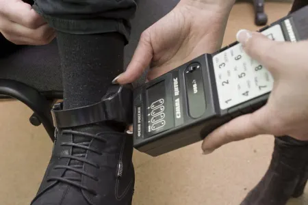 Elektron qolbaqlar sayəsində məhkumlara nəzarət asanlaşıb