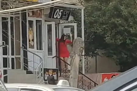 Bakıda çay evindən qızı çıxardıb hər kəsin gözü qarşısında... - VİDEO