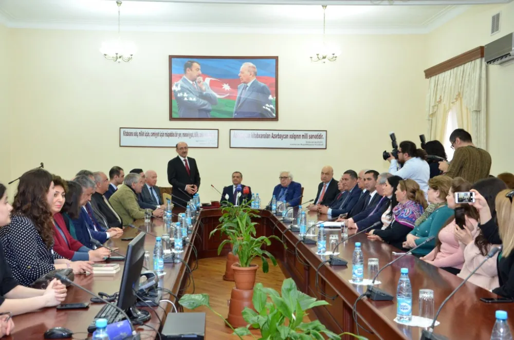 Milli Kitabxanada Xalq Yazıçısı Çingiz Abdullayevlə görüş keçirilib